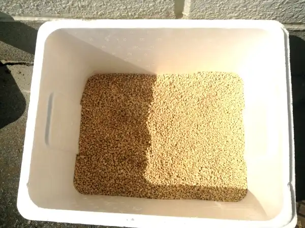 メダカの飼い方　水槽に鹿沼土を入れる